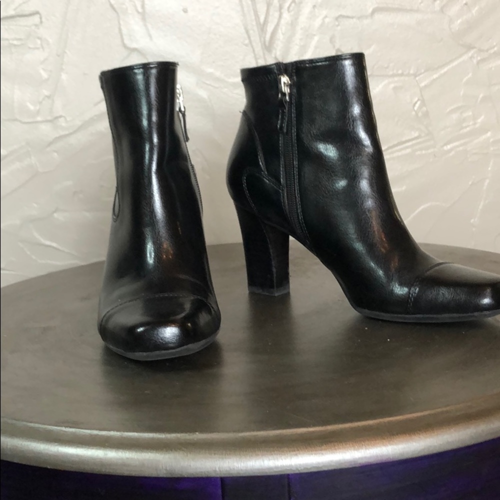 Black leather ankle booties - Picture 2 of 3